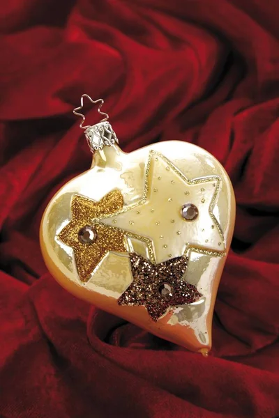 Zlatá dekorativní hračka pro vánoční stromeček — Stock fotografie