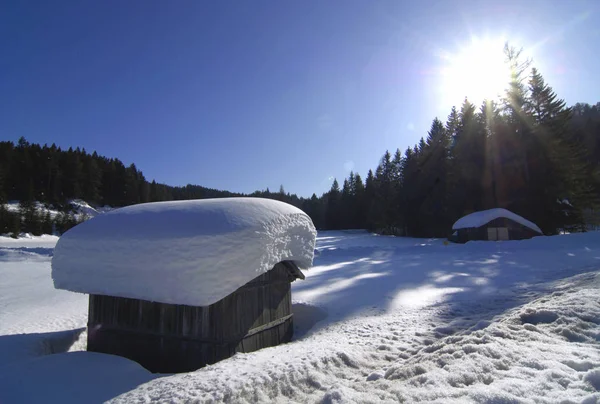 Lager i snötäckta landskap — Stockfoto