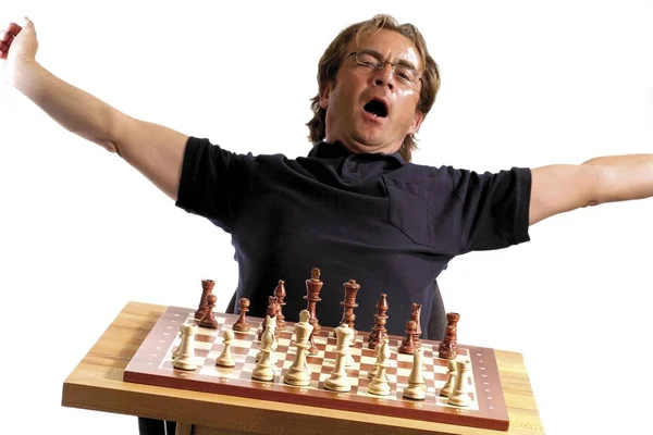 Satranç Tahtasının Önünde Gerinen Bir Adam — Stok fotoğraf