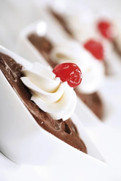 Шоколадный Пудинг Взбитыми Сливками Вишней Сверху — стоковое фото