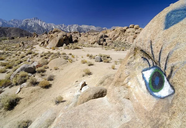 Eye Painted Sandstone Rock Alabama Hills Lone Pine Sierra Nevada — Stock Photo, Image
