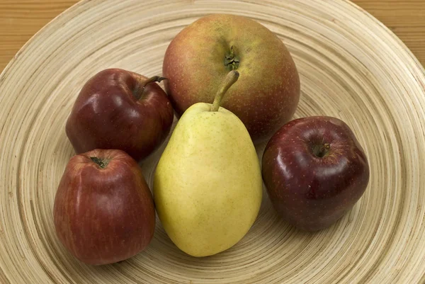 Bamboe Schaal Met Fruit Appelen Een Peer — Stockfoto