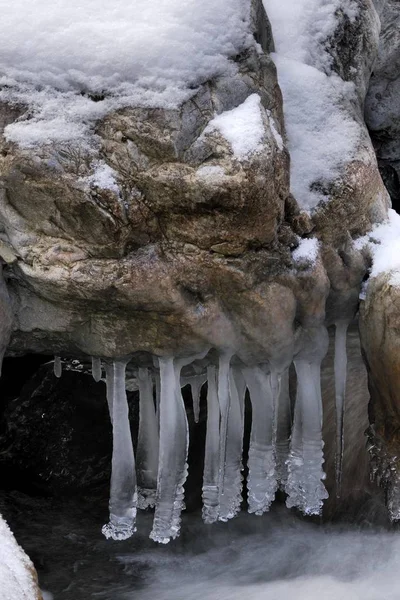 岩石上形成的冰柱 — 图库照片