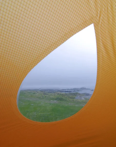 Vista Através Janela Uma Tenda Paisagem Grama Verde Noruega Escandinávia — Fotografia de Stock