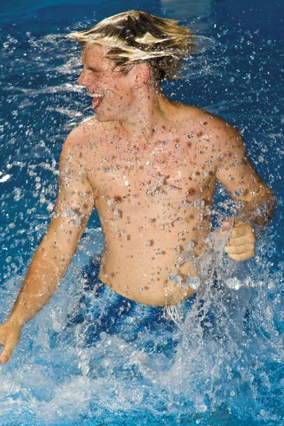 Yüzme Havuzundaki Atletik Genç Adam — Stok fotoğraf