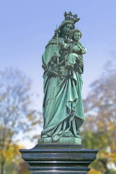 Statue Vierge Avec Enfant Cimetière — Photo
