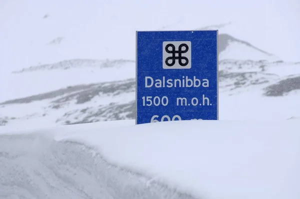 Silniční Přihlásit Hluboký Sníh Vítr Poryvy Označení Dalsnibba Turistickou Atrakcí — Stock fotografie