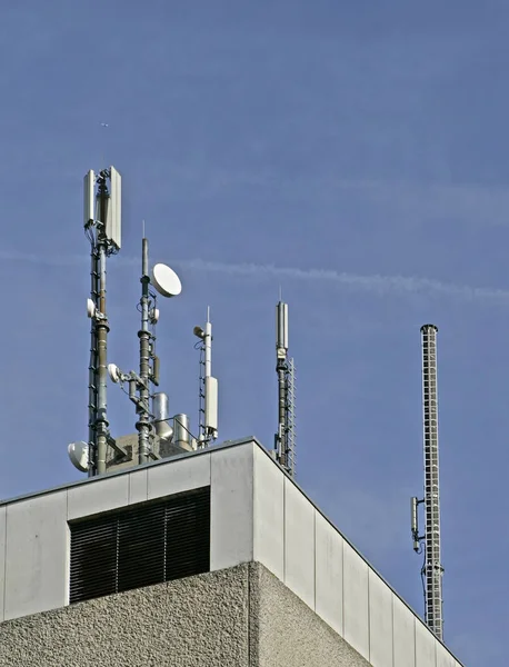 Antenas Telecomunicaciones Sobre Cielo —  Fotos de Stock