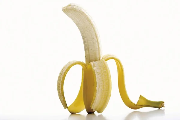 Banane Pelée Isolée Sur Blanc — Photo