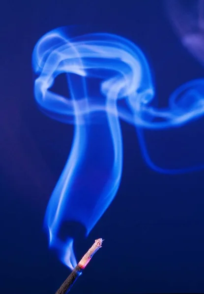Rauch Steigt Aus Einem Räucherstäbchen Auf — Stockfoto