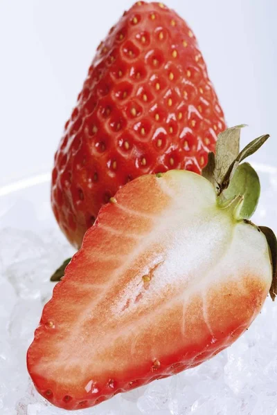 Halved Strawberry Crushed Ice — Stock Photo, Image