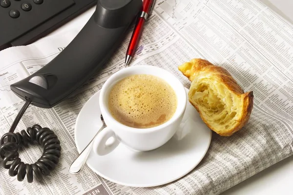 Kaffee Und Croissant Sitzend Auf Der Aktienseite — Stockfoto