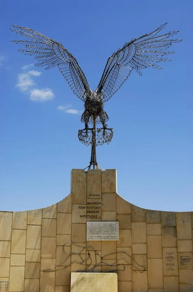 Skulptur Eines Fliegenden Adlers Aus Draht Gesichert Auf Einem Marmorsockel — Stockfoto