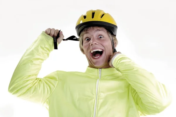 자전거 헬멧을 젊은이 — 스톡 사진
