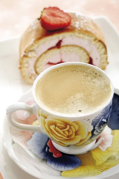 Gebackener Biskuit Mit Erdbeeren Tasse Kaffee Vordergrund — Stockfoto