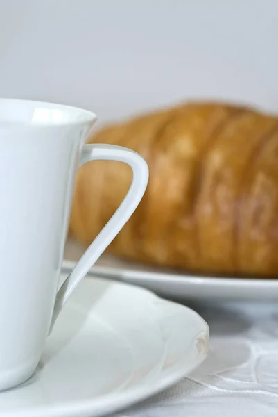 Tasse Kaffee Und Croissant — Stockfoto