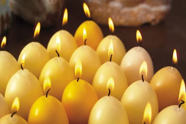Свечи в форме яйца — стоковое фото