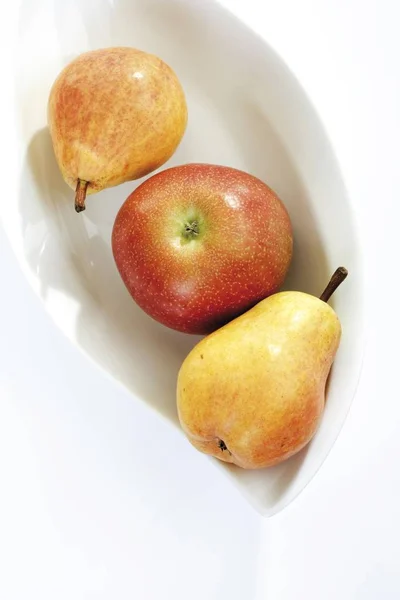 Czerwone Żółte Owoce Jabłko Dwie Gruszki Misce Owoców — Zdjęcie stockowe