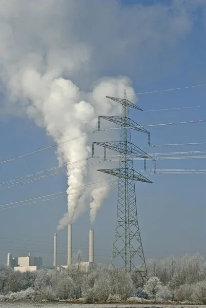 Torre Transmisión Pilas Humo Invierno — Foto de Stock