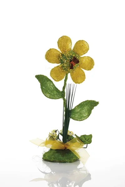 Żółty Sztuczny Kwiat Białym Tle — Zdjęcie stockowe