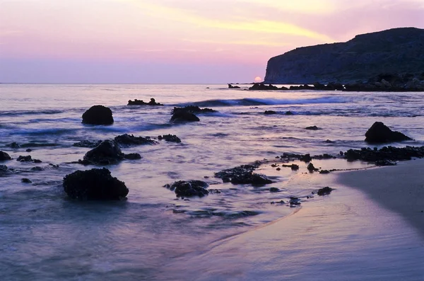 美丽的紫色日落在山和海 Phalasarna 克里特岛 — 图库照片