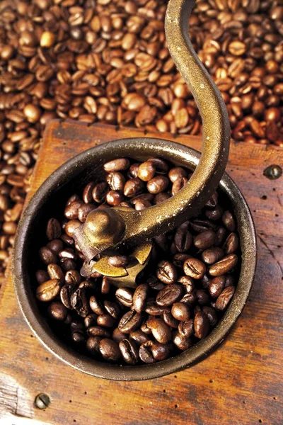 Kaffeebohnen Einer Altmodischen Kaffeemühle — Stockfoto