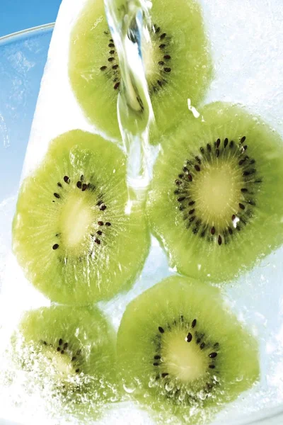 Tropická zelená kiwi — Stock fotografie