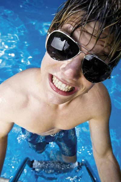 Jongeman Draagt Zonneglas Een Zwembad — Stockfoto