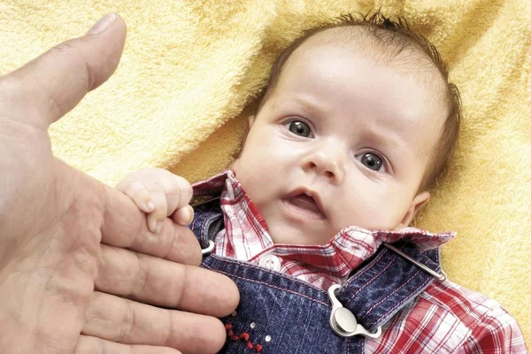 Bebek Tulumu Giyip Elime Uzandı — Stok fotoğraf