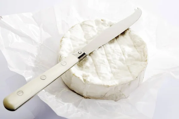 Camembert Con Cuchillo Queso —  Fotos de Stock