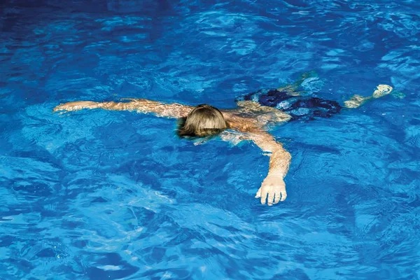 Vista Trasera Del Niño Nadador Agua Azul Piscina — Foto de Stock
