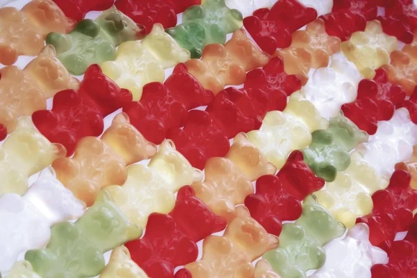 カラフルなグミのクマ 甘いゼリー菓子の山 — ストック写真
