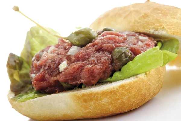 Tartare Con Capperi Cipolla Dadini Sul Pane — Foto Stock