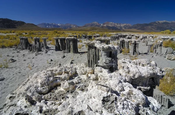 Tuffsteinformationen Klippen Rande Des Monosees Und Die Sierra Nevada Hintergrund — Stockfoto