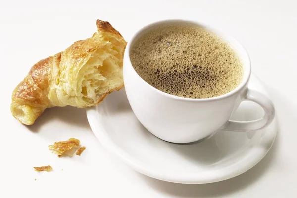 Kaffeetasse Und Croissant — Stockfoto