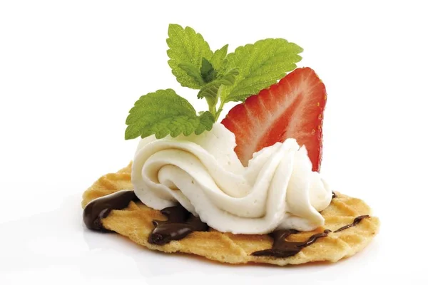 Waffle Coberto Com Chantilly Morango Esmalte Chocolate — Fotografia de Stock