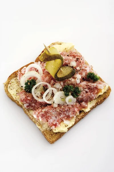 Carne Porco Picada Temperada Torrada Enfeitada Com Cebola Pickle Espetado — Fotografia de Stock