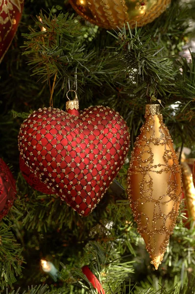 Kerstboom met versieringen — Stockfoto