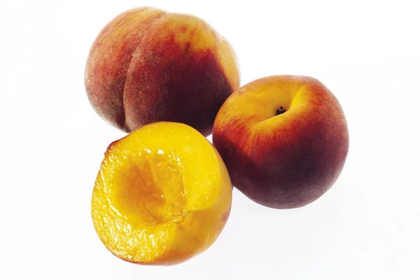 Brzoskwinie Prunus Persica Owoce Białym Tle — Zdjęcie stockowe