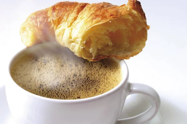 Croissant Auf Einer Tasse Kaffee — Stockfoto