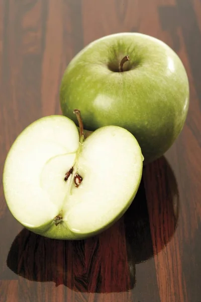 Green Apples Wooden Table — Stock Photo, Image