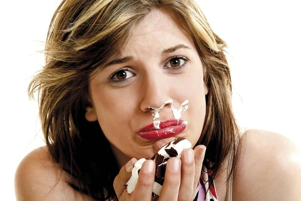 Genç Kadın Yüz Somurtarak Üzerine Beyaz Izole Çikolata Kaplı Marshmallow — Stok fotoğraf