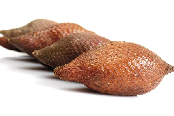 Snake Fruit на белом фоне — стоковое фото