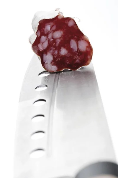 Шматок Салямі Точці Ножа — стокове фото