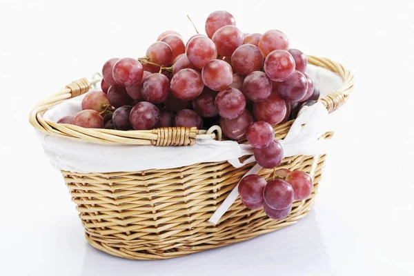 Smacznych Czerwonych Winogron Koszu — Zdjęcie stockowe