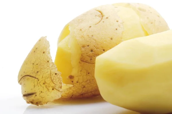 Сырой Полуочищенный Картофель — стоковое фото