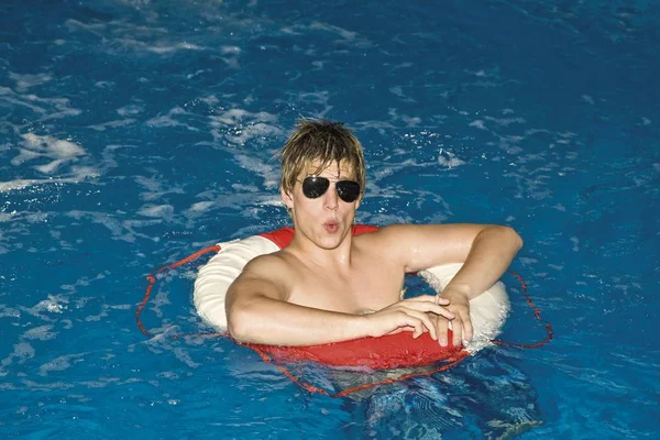 Junger Mann Mit Sonnenbrille Schwimmt Mit Lebensretter Schwimmbad — Stockfoto