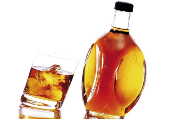 氷とボトルのウィスキーのグラス — ストック写真
