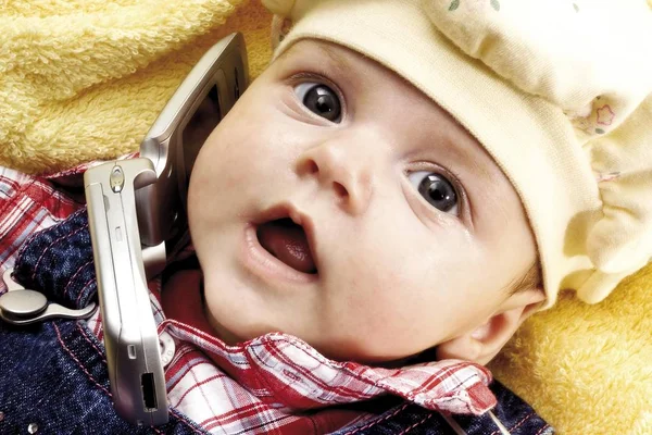 Şapkalı Bir Bebek Cep Telefonunda Konuşuyor — Stok fotoğraf