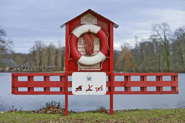 Rettungszentrum Mit Leiter Und Rettungsring Wasser Wintersaison — Stockfoto